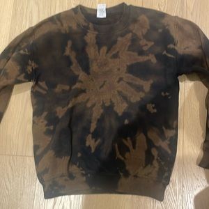 Super comfy reverse tie dye crewneck!